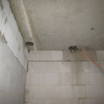 18.11.2010 - Bohrungen durch die Zwischendecke - der Installateur arbeitet!