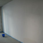 02.01.2011 - Außenwand nach Norden im Wohnzimmer mit erkennbaren Anzeichen von Feuchtigkeit in den Winkeln
