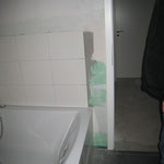 21.01.2011 - Im Bad im Obergeschoß können nun auch die restlichen Fliesen an die wand - jetzt ist der maßgebliche Türrahmen ja eingebaut