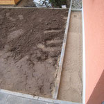 26.01.2011 - der Spritzwasserstreifen ums Haus ist nun mit Kies gefüllt