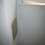 16.02.2011 - vom Fensterbrett herunterlaufendes Wasser im blauen Kinderzimmer