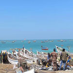 Pêcheurs et pirogues à Nouakchott en Mauritanie