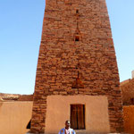 Au pied du minaret de la mosquée de Chinguetti en Mauritanie