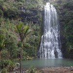 Am Fuße des Wasserfalls