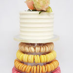 Weddingcake with WeddingRoses on a MacaronTower, Weddingcake Den Bosch, Bruidstaart Den Bosch
