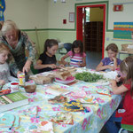 Kräuterworkshop, herstellen von Duftkissen mit Kindern