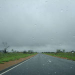 Regen auf dem Weg nach Alice Springs