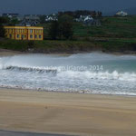 Sur la plage de Ballinskelligs, le vent fait fumer la crête des vagues