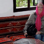Blagaj: A la maison des derviches on doit se déchausser et les femmes doivent porter un voile sur la tête. Nous nous plions à cette coutume.
