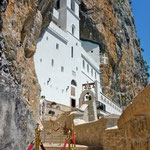 La façade du monastère lui-même encastré dans la paroi rocheuse