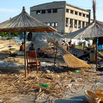 Fabrication des paillotes de plage 