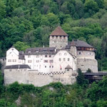 Niché dans la verdure, le château de Vaduz (Liechtenstein)
