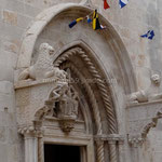 Korčula: portail central de la cathédrale St-Marc