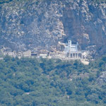 Le monastère d'Ostrog vu de loin