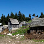 Ensemble de granges en montagne