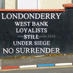 Inscription dans Londonderry, côté loyaliste: "Londonderry rive ouest-Loyalistes toujours assiégés-Pas de reddition"