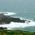 La mer se brise sur les rochers