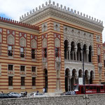 Sarajevo: La bibliothèque nationale reconstruite mais malheureusement 80% des livres rares ont été détruits par la guerre