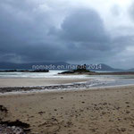 La plage de Ballinskelligs avec son prieuré au loin.