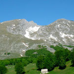 Autour du camping c'est la montagne enneigée.