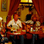 Le groupe du Corner House avec Cliona Heena, fait de la musique traditionnelle irlandaise.