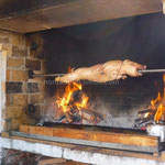 Le cochon de lait en train de griller