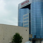 Sarajevo: Hôtel Radon Plazza, à côté d'un bâtiment encore criblé d'impacts.