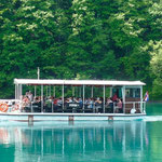 Un petit bateau électrique nous fait traverser le lac principal