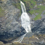 Une jolie cascade plonge dans la mer