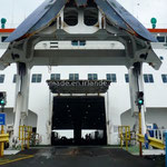 Le ferry semble prêt à nous engloutir dans ses entrailles