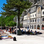 Des dizaines de pèlerins campent sur la terrasse