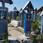 der fröhliche Friedhof mit seinen aufwendig geschnitzten Kreuzen und den Geschichten der Verstorbenen