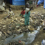 Bambini e fogna a cielo aperto in Kibera.