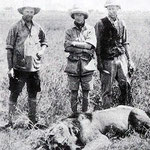 Karen Blixen e Denys Finch Hatton (a destra) durante un safari.
