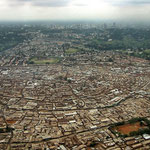 Kibera slum, con il centro della capitale sullo sfondo.