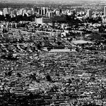 Kibera slum, con i grattacieli del centro della città alle spalle.