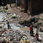 Bambini di Kibera in un canale di scolo.