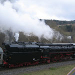 Zugbegegnung auf der Strecke, 01 509 bringt ihren Regionalexpress nach Trier, während 52 8134 gerade nach Ulmen aufbricht