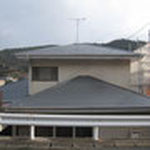 そして、屋根前面にプライマー塗布→屋根専用塗料「ヤネフレッシュ」で塗装