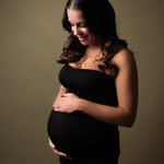 zwangerschapsshoot in zwarte jurk