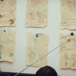 羊皮紙風に加工された紙に空想生物図鑑を描くワークショップ。宝の地図みたいでワクワクします（子供/2時間）主催：千葉市文化振興財団
