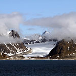 Spitze Berge direkt an der Küste