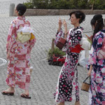 Des femmes en kimono assez modernes pour le coup.