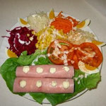 Salatplatte mit Schinkenrolle
