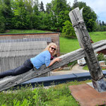 Silvana auf dem Gipfelkreuz des Piz Buin