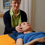 Klientin während einer Craniosacral-Therapie bei Eva-Maria Kettner, © Foto: Daria Kołacka