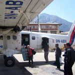 Geland in Lukla en rugzakken  pakken