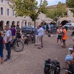 Départ collectif à vélo de la place de la République à Sauveterre-de-Guyenne. Ouvre la voix, samedi 3 septembre 2022. Photographie © Christian Coulais