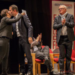 2 Naïma Charaï et Benoît Hamon s'embrassent, sous la standing ovation de Jean-Marie Darmian et du public.