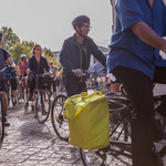 Départ collectif à vélo de la place de la République à Sauveterre-de-Guyenne. Ouvre la voix, samedi 3 septembre 2022. Photographie © Christian Coulais